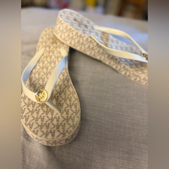 Pre Loved- LIKE NEW  Michael Kors logo flip-flops women’s size 10 Cream White - Picture 3 of 9